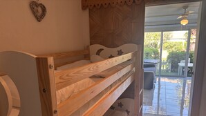Un lit superposé avec une structure en bois et une découpe circulaire sur le côté gauche.