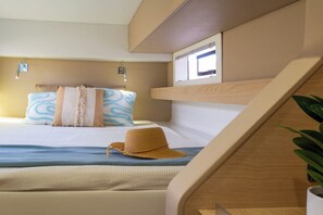 Ein Schlafzimmer mit einem Bett, einem Hut, einem Fenster und einer Pflanze.