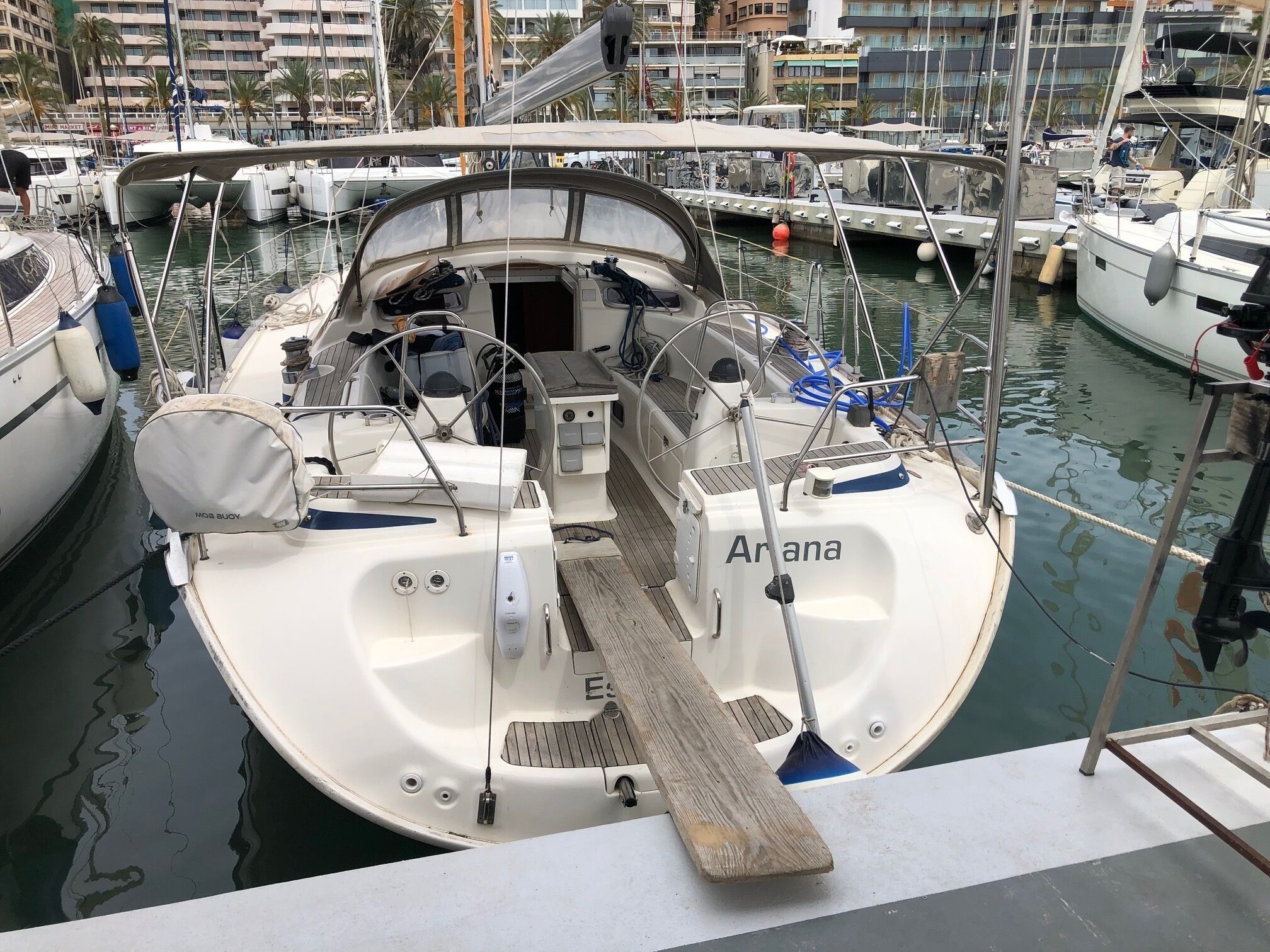 Een jachthaven met aangemeerde boten, waaronder een met de naam 'Arana'.