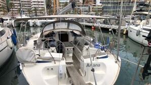 En småbåtshamn med förtöjda båtar, varav en heter ”Arana”.