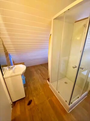 Een douche, een haardroger, handdoeken, zeep