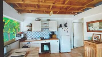 Coffee/tea maker, fridge, microwave, oven