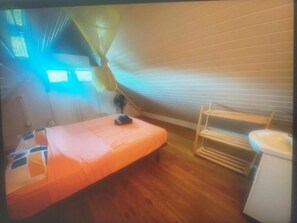 Een strijkplank/strijkijzer, gratis wifi, beddengoed