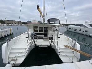 Un bateau doté d’une cabine, d’un volant et d’un treuil.