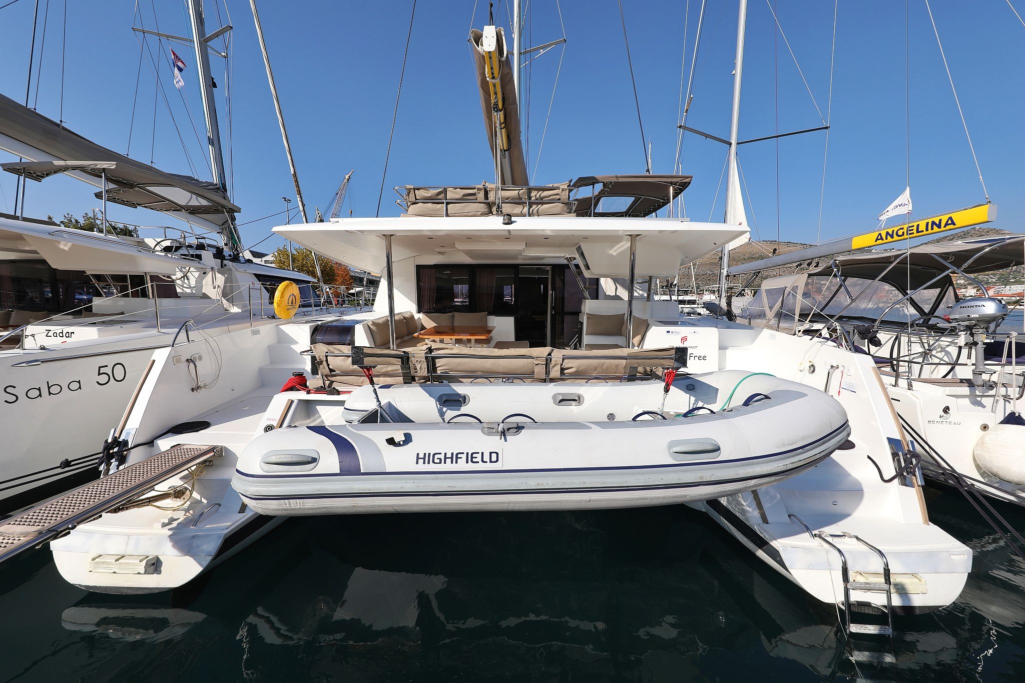 Un port de plaisance où sont amarrés des bateaux portant les noms « Saba 50 » et « Highfield ».
