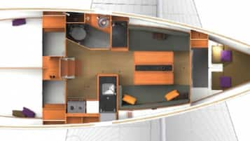 Interior de un barco con comedor, cocina y zona de estar.
