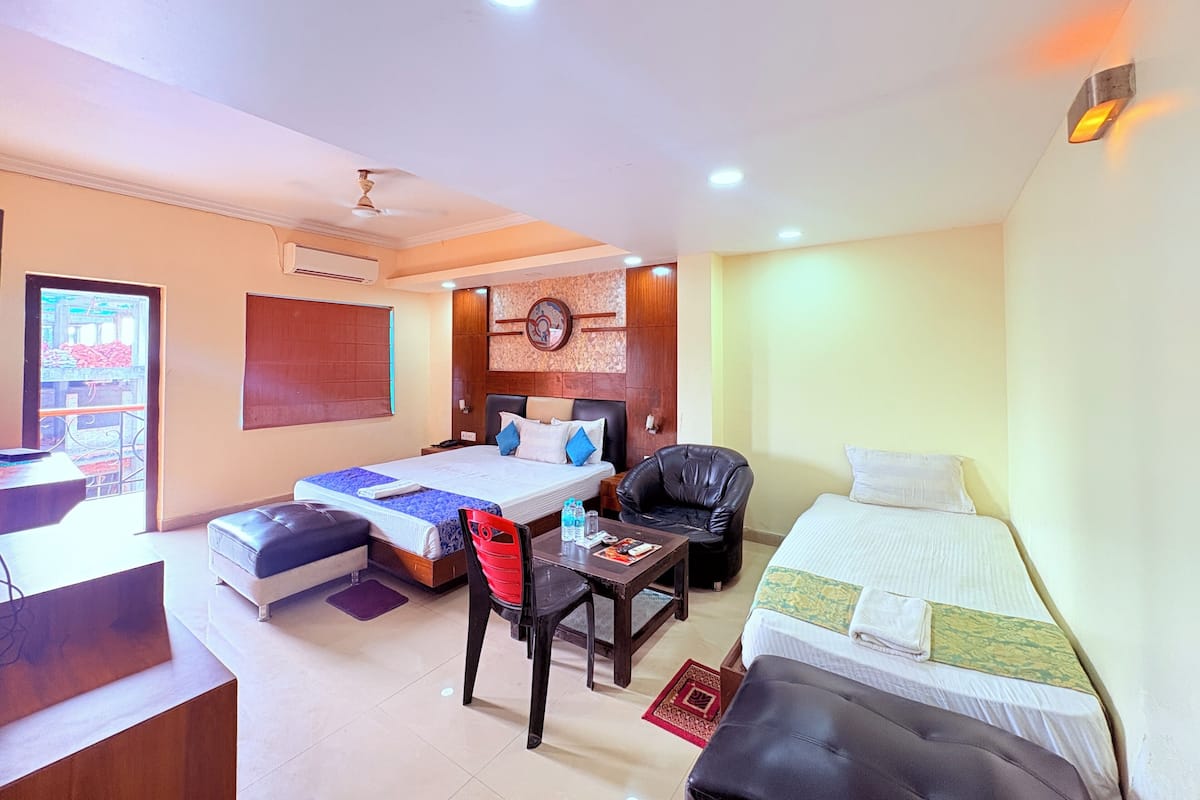 Executive Triple Room, Pool View | Desk, free WiFi