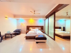 Signature Quadruple Room | Desk, free WiFi