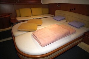 Ein gemütliches Schlafzimmer mit Bett, einer Couch und einem kleinen Tisch.