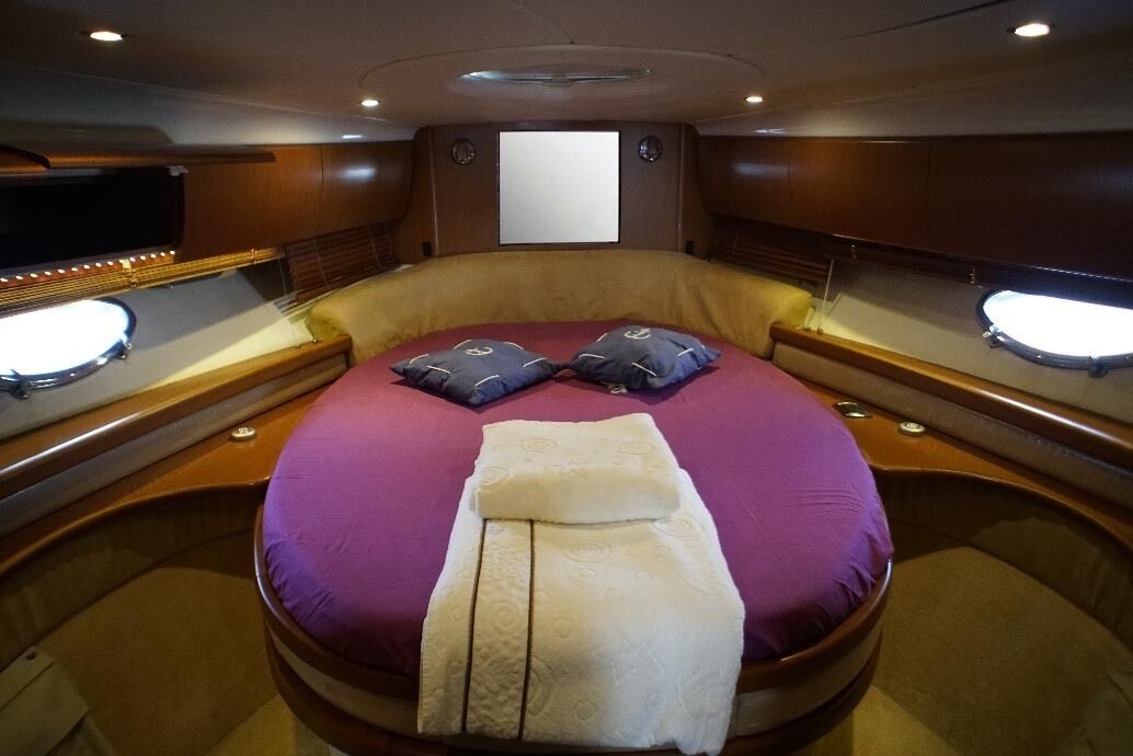 Une cabine privée équipée d’un lit, d’un téléviseur et d’une fenêtre.