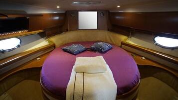 Une cabine privée équipée d’un lit, d’un téléviseur et d’une fenêtre.
