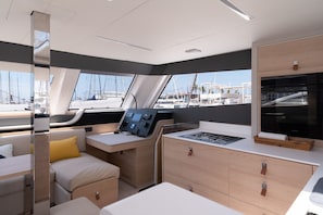 Ein modernes Interieur mit Bedienfeld, Sitzgelegenheiten und Stauraum.