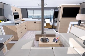 Ein modernes Interieur mit Küche, Essbereich und Blick durch ein großes Fenster.