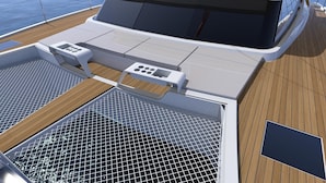 Convés de barco com assentos, painel de controle e sistema de filtragem de água.