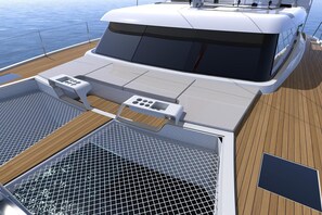 Ein Bootsdeck mit Sitzgelegenheiten, einer Steuerung und einer Wasseraufbereitung.