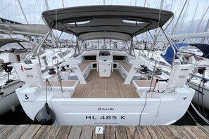 Een jacht genaamd 'Bambi' met de registratie 'HL 485 K' ligt aangemeerd in een jachthaven.