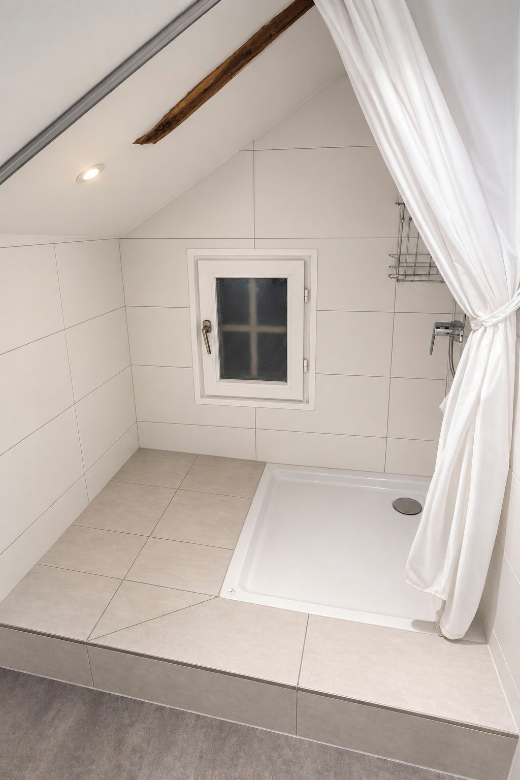 Un espace douche moderne doté d’une porte en verre, d’un pommeau de douche et d’un rideau.