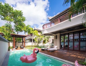 Una piscina al aire libre