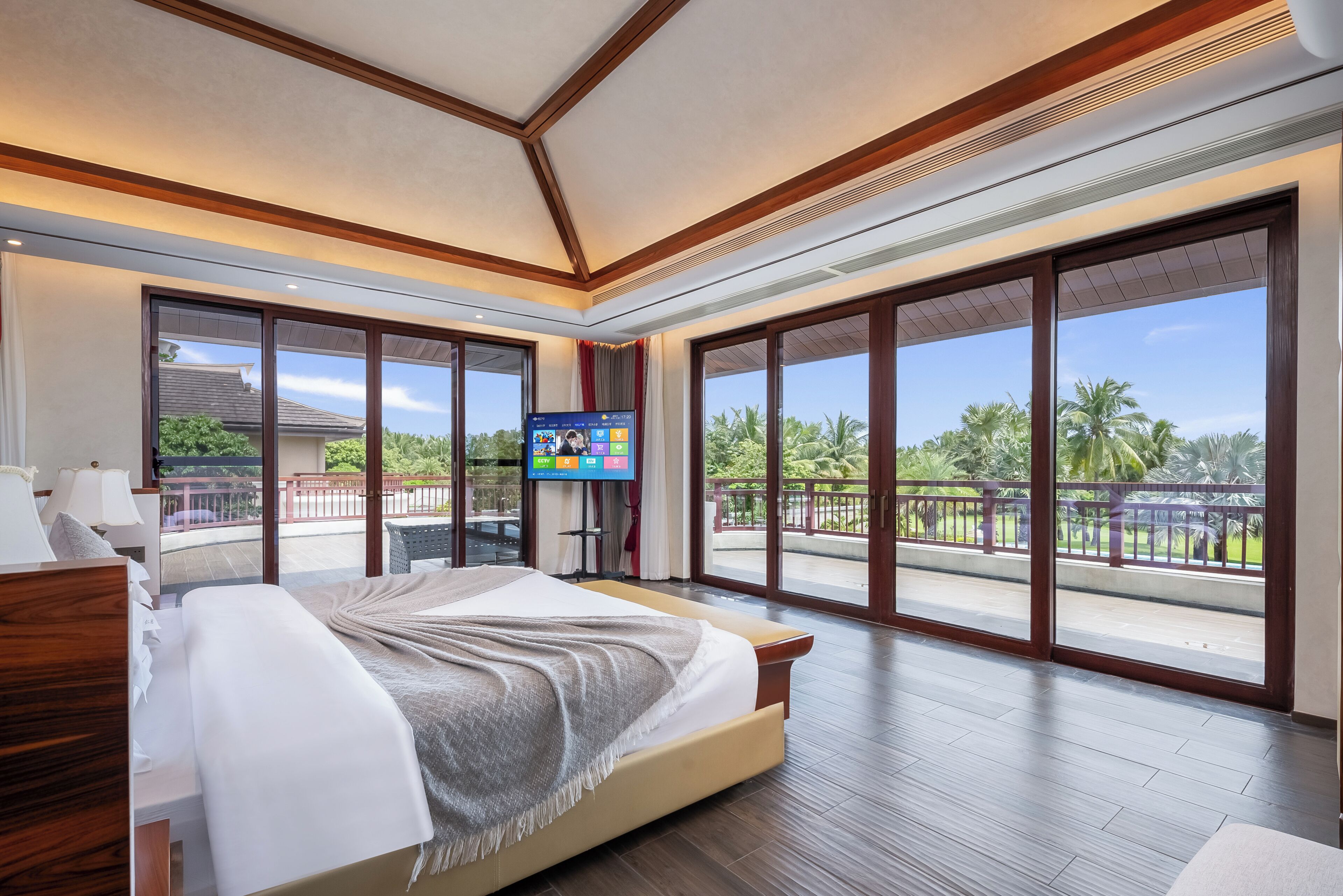 Villa presidencial, vistas al jardín | Cortinas opacas, tabla de planchar con plancha, wifi gratis