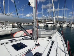 Ein Yachthafen mit mehreren dort liegenden Segelbooten.