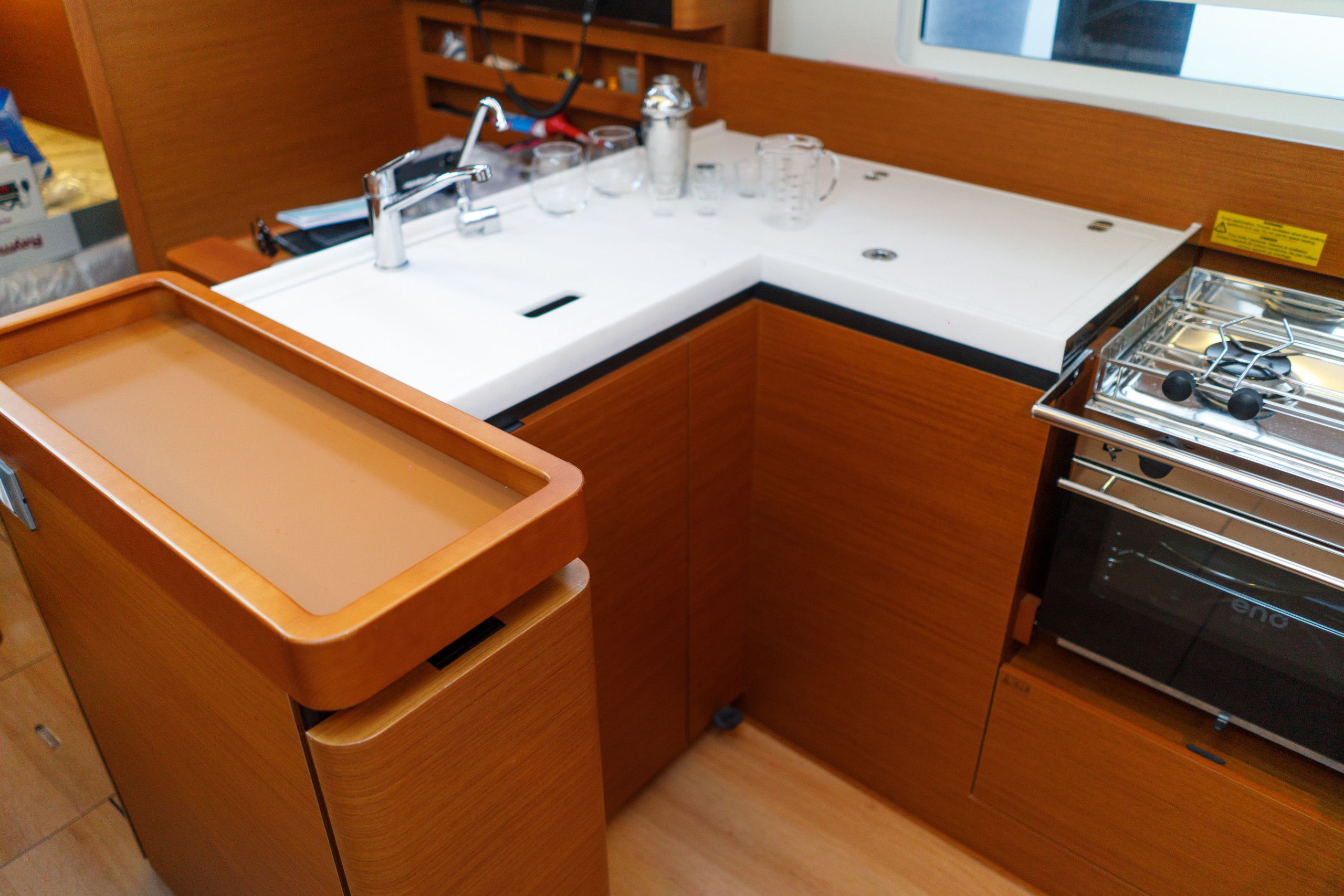 Cocina compacta con fregadero, estufa y armario.