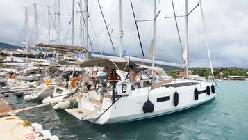 Un puerto deportivo con varios veleros amarrados.