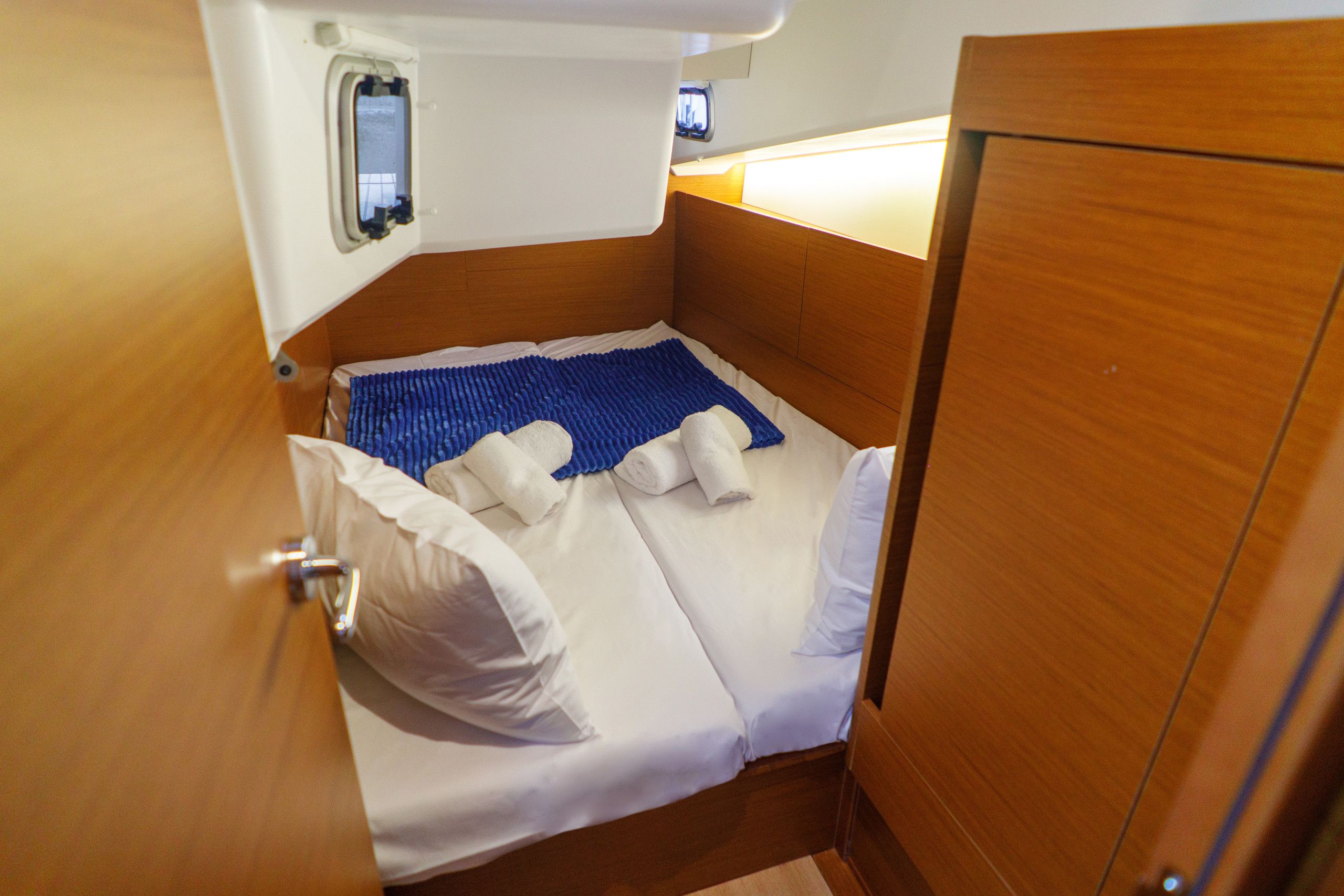 Una cabaña pequeña y acogedora con una cama individual, una ventana y una puerta.