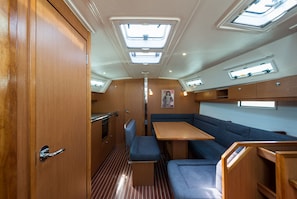 Un intérieur compact comprenant une kitchenette, un coin salon et des fenêtres de toit.