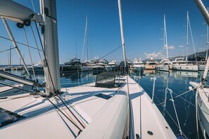 Ein Yachthafen mit mehreren dort liegenden Segelbooten.
