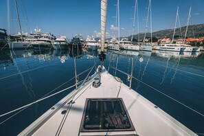 Ein Yachthafen mit mehreren Segelbooten, die dort liegen.
