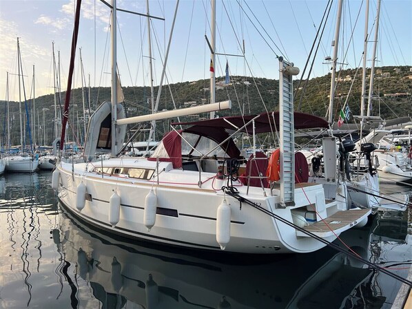 Ein Yachthafen mit mehreren Segelbooten, die dort liegen.