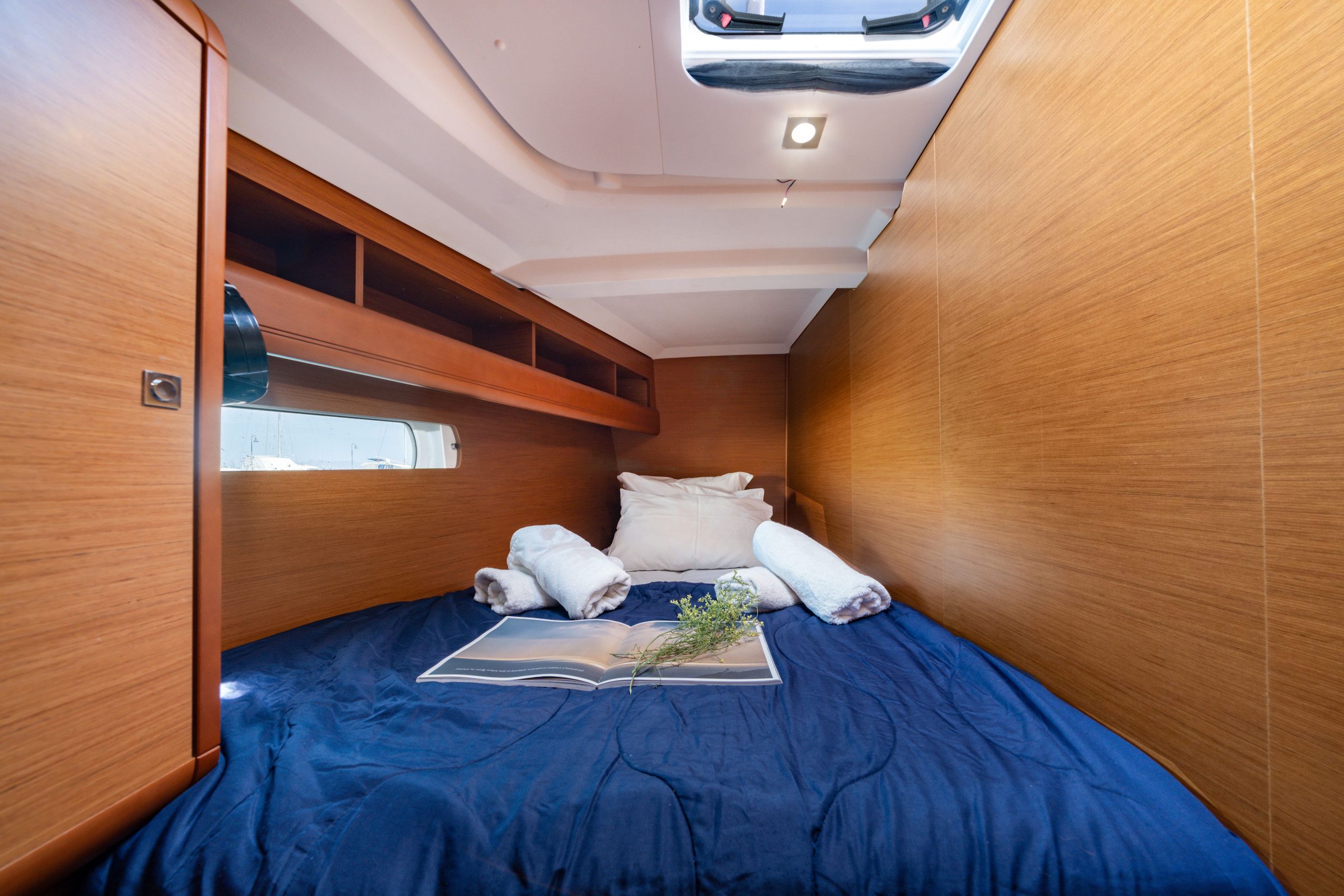 Een knus vakantiehuisje met een stapelbed, een klein plankje en een raam.