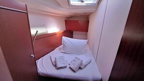 A small cabin with a single bed, a wardrobe, and a skylight. - Sun-Kissed Sailing Adventure in the Saronic Islands (Lavrio)