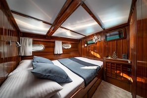 Room - Sun-Kissed Sailing Adventure in Split, Croatia (Split)