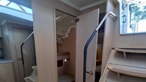 Un intérieur en bois compact et à plusieurs niveaux, agrémenté d’un mur miroir, d’un escalier et d’un petit espace de rangement.
