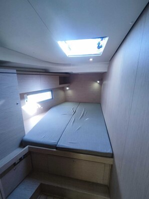 A compact room with a bunk bed, a small window, and a skylight. - Sun-Kissed Sailing Adventure in the Ionian Islands, Lefkada (Lefkada)