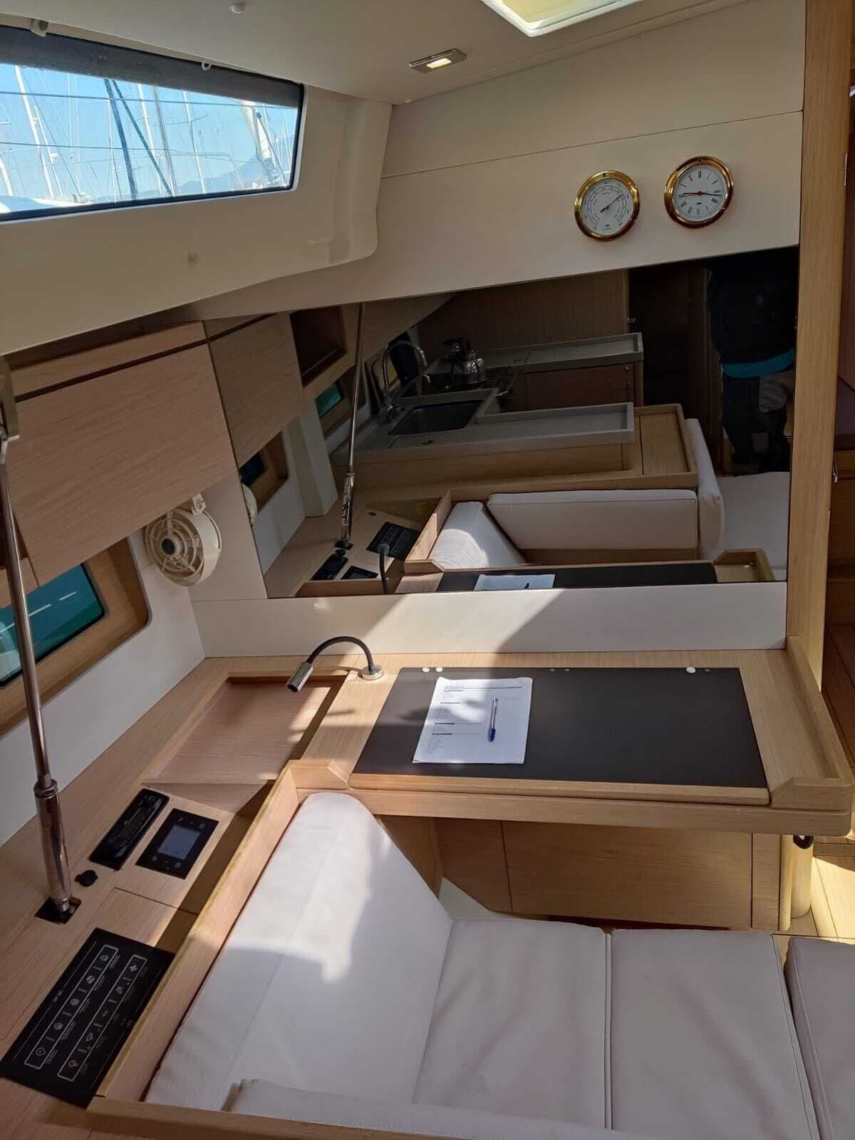 Une cabine compacte et bien éclairée, dotée d’un puits de lumière, d’une petite kitchenette, d’un lit et d’un espace bureau.