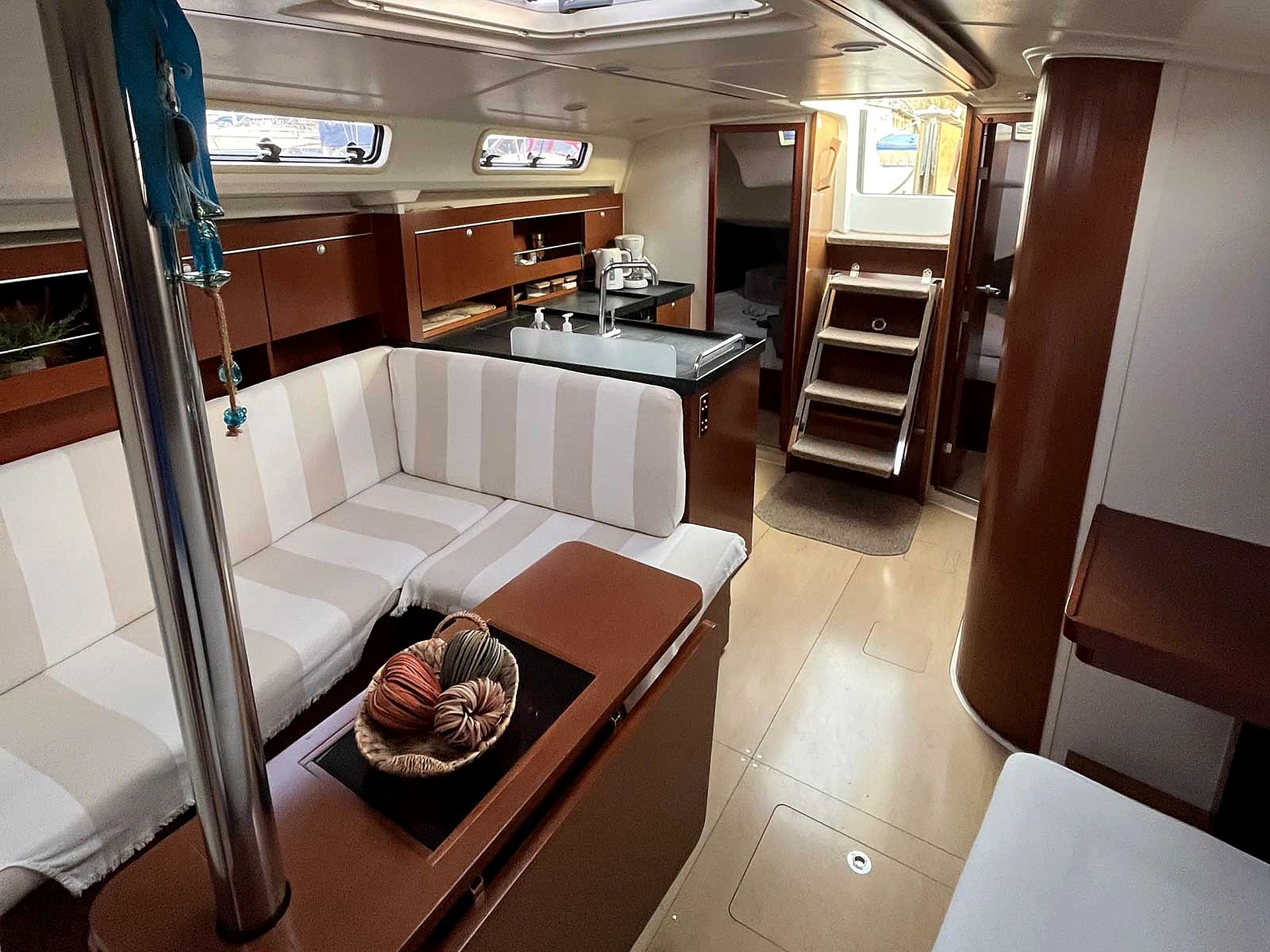 Un espace de vie compact comprenant un canapé, une petite table et un coin cuisine.