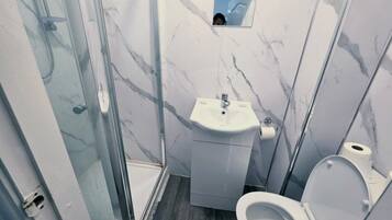 Doppia Basic | Bagno | Doccia, asciugamani, sapone, shampoo