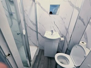 Basic Double Room | Bathroom - Dream Hotel (Greater Manchester)