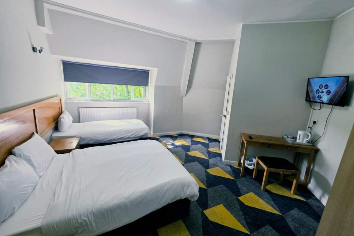 Suite, Ensuite (For 3) | WiFi (free)