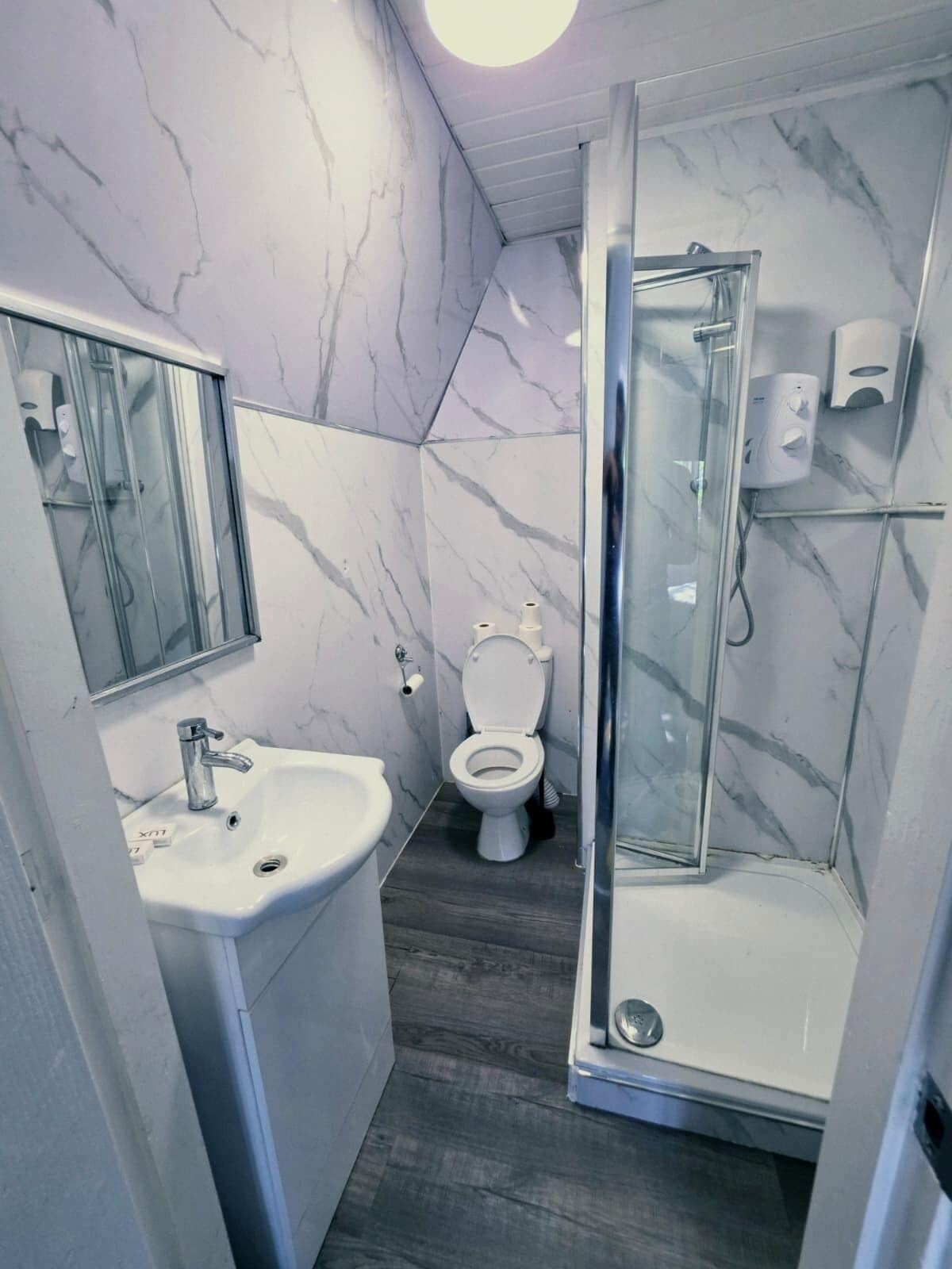 Family Triple Room | Bathroom | Shower, towels, soap, shampoo