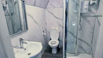 Family Triple Room | Bathroom | Shower, towels, soap, shampoo