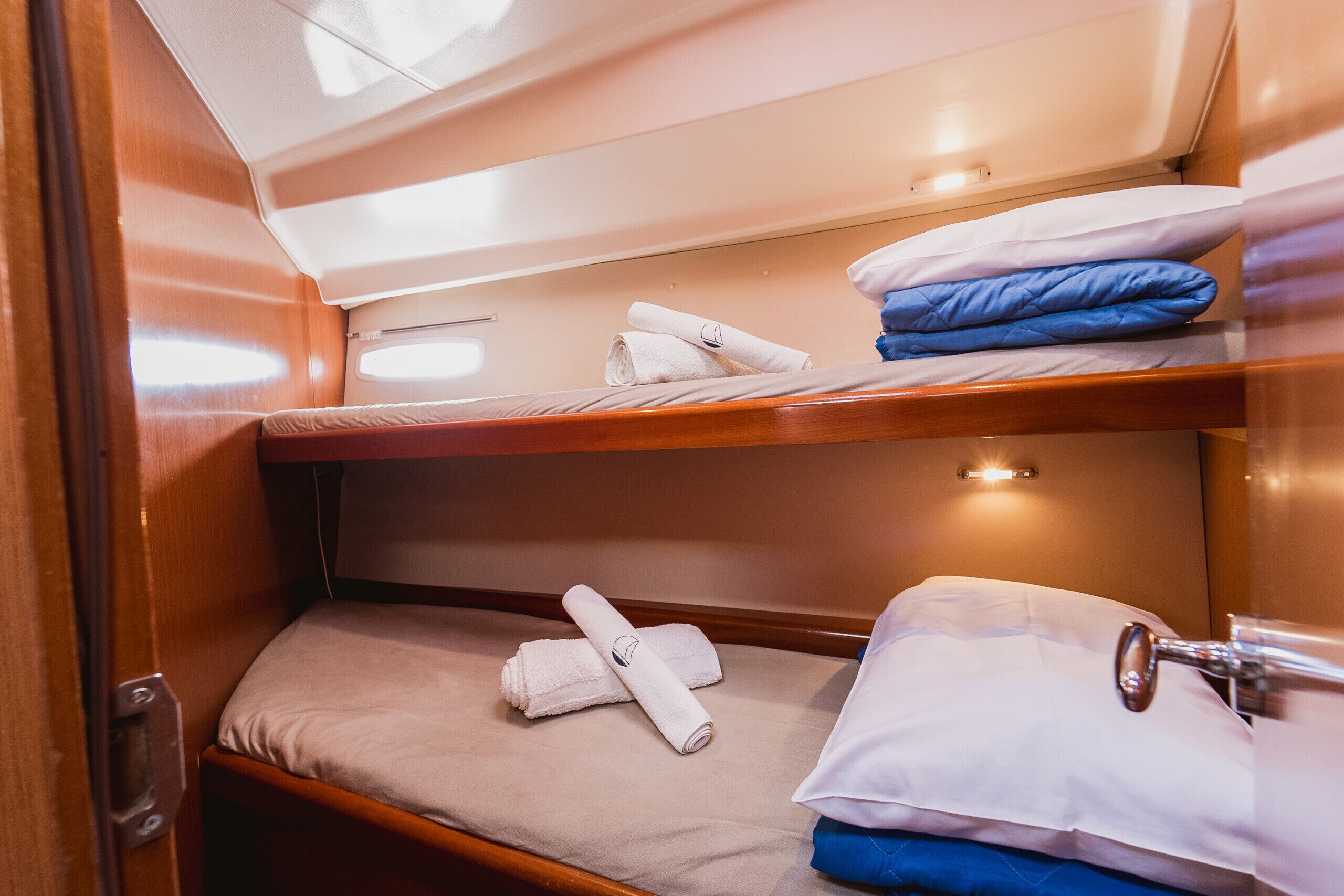 Eine Holzhütte mit Etagenbett, einem kleinen Tisch und einem Fenster.