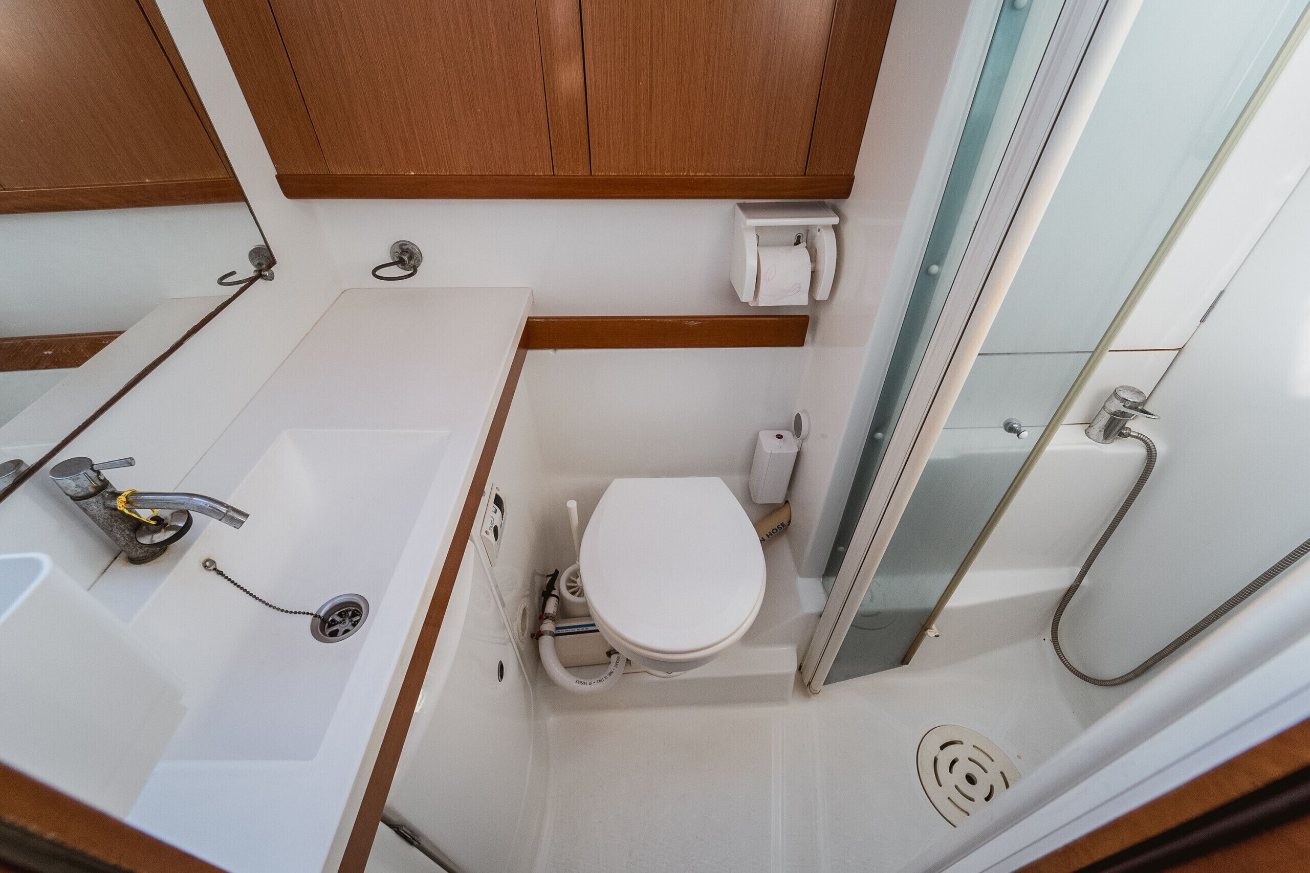 Ein kleines Badezimmer mit Toilette, Waschbecken und Dusche.