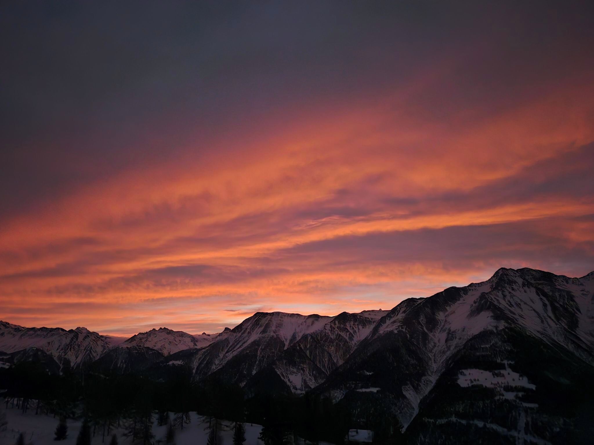 Ein Gebirgszug mit Abendhimmel.