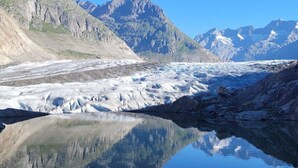 A glacier with a clear reflection in a calm body of water, surrounded by mountains. - Amiel EG Süd Appartement/Fewo, Dusche und Bad, WC 3 1/2 Zimmerwohnung, 5-Betten by Interhome (Riederalp)