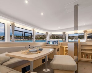 Ein modernes Interieur mit Essbereich, Sitzgelegenheiten und Meerblick.