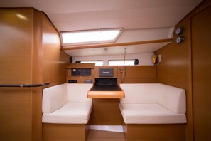 Un intérieur compact doté d’un panneau de commande central, de sièges rembourrés et d’un puits de lumière.