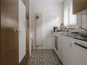 Fridge, microwave, dishwasher, cookware/dishes/utensils - Casa Yolanda 1. OG Süd Appartement/Fewo, Dusche oder Bad, WC, 2 Schlafräume by Interhome (Fiesch)